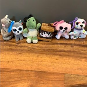 5 keychain hangers and 1 finger animal